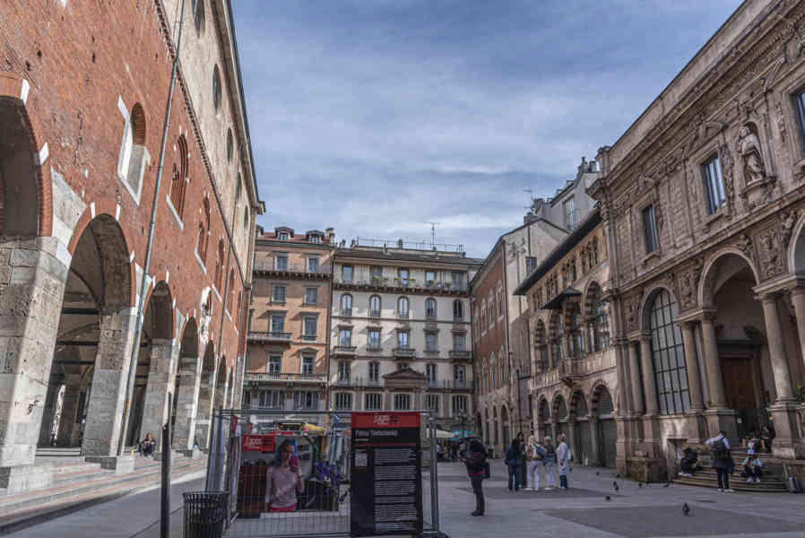 Italia - MIlán 085 - plaza Mercanti.jpg